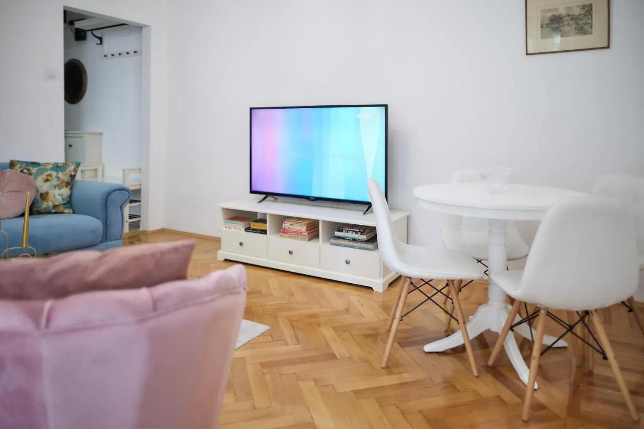 Cozy Apartment In The Center Bucharest Romania